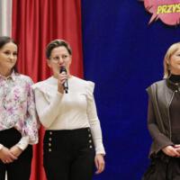 Przedstawicielki Rady Rodziców składają życzenia nauczycielom. 